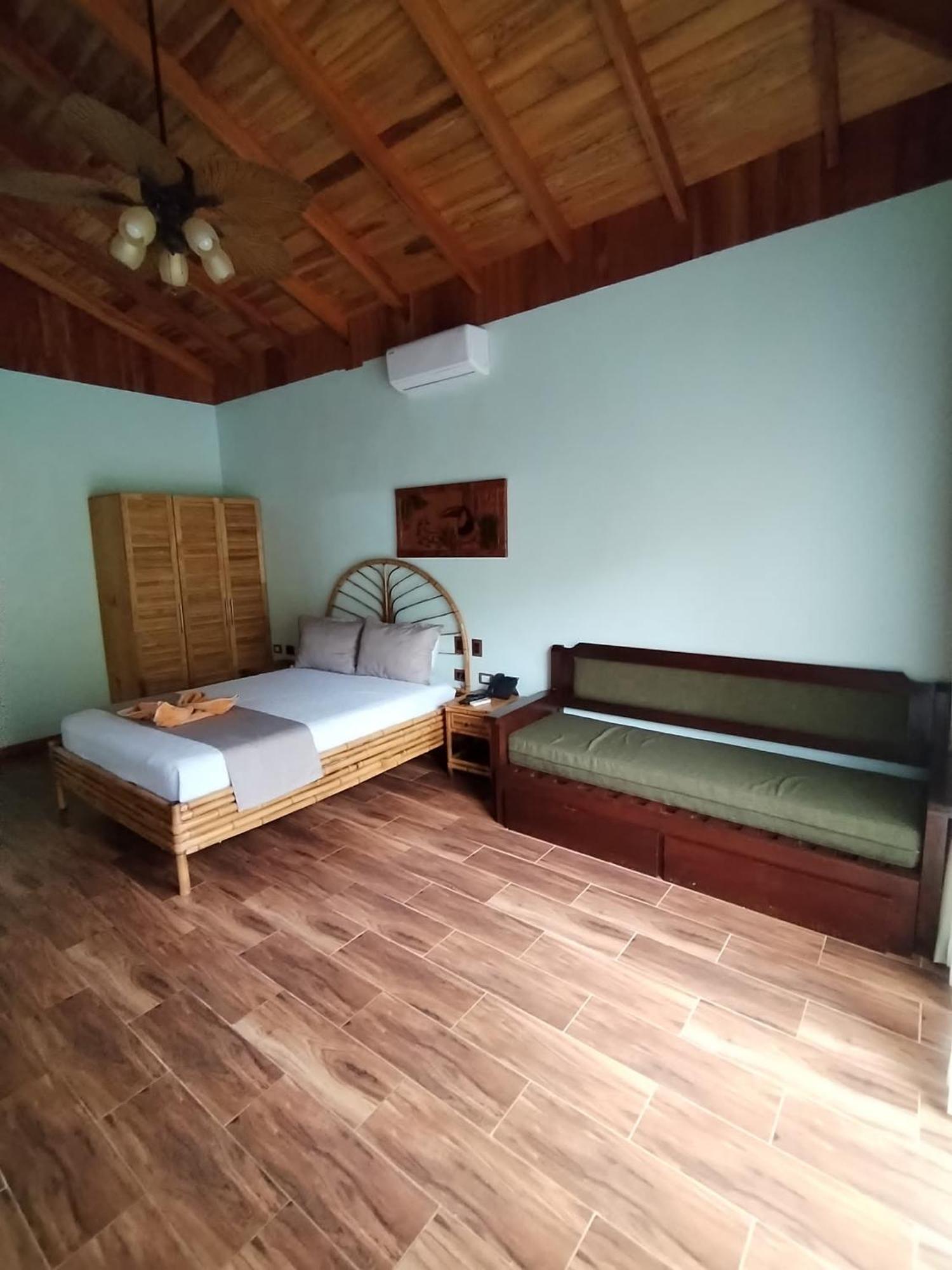 Bungalows Beachfront Hotel Punta Uva Luaran gambar